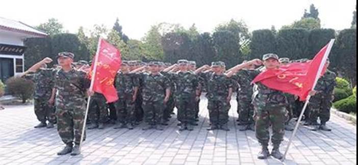 一群人站在雪地上描述已自动生成